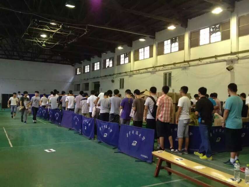 華科大新生排隊領取軍訓服